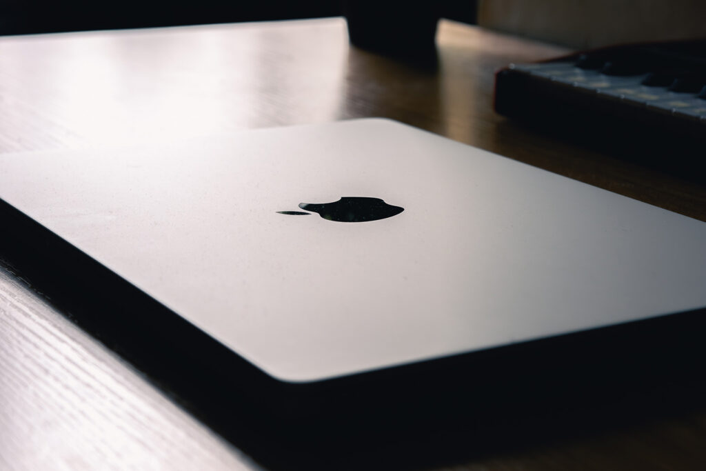 テーブルに置かれたMacBook